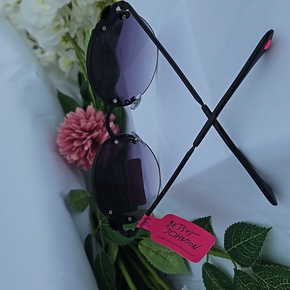 NWT SMOKEY BETSEY JOHNSON SUNGLASSES - Picture 4 of 4